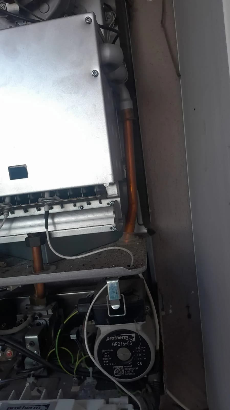 Kombi servis çalışmasından cihazın iç aksamı ve pompası